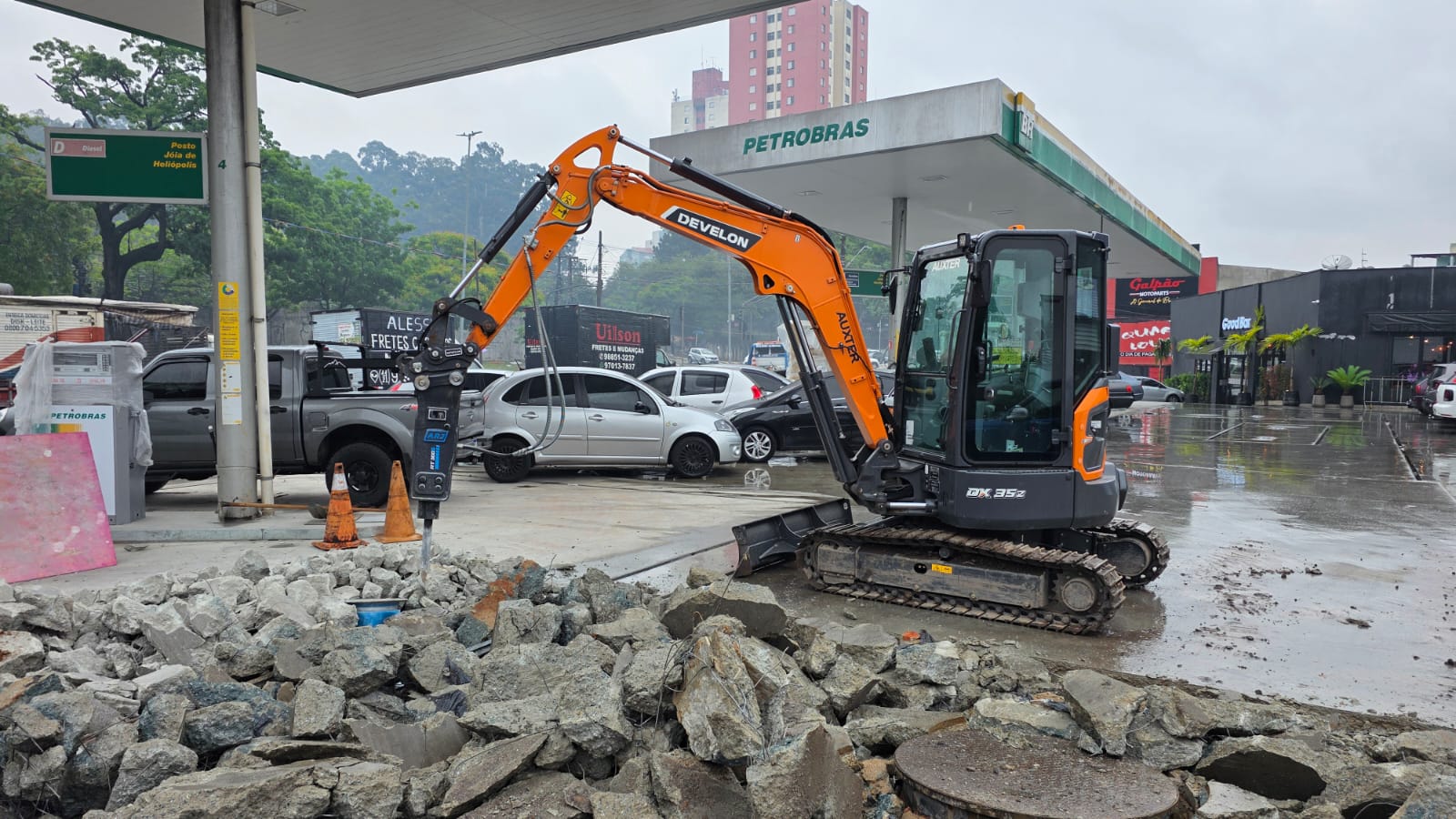 Rompedor hidráulico em posto Petrobras