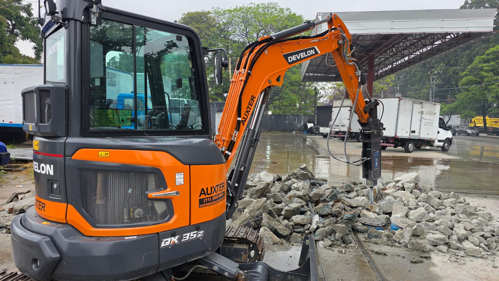 DEVELON DX35Z Auxter com rompedor em ação