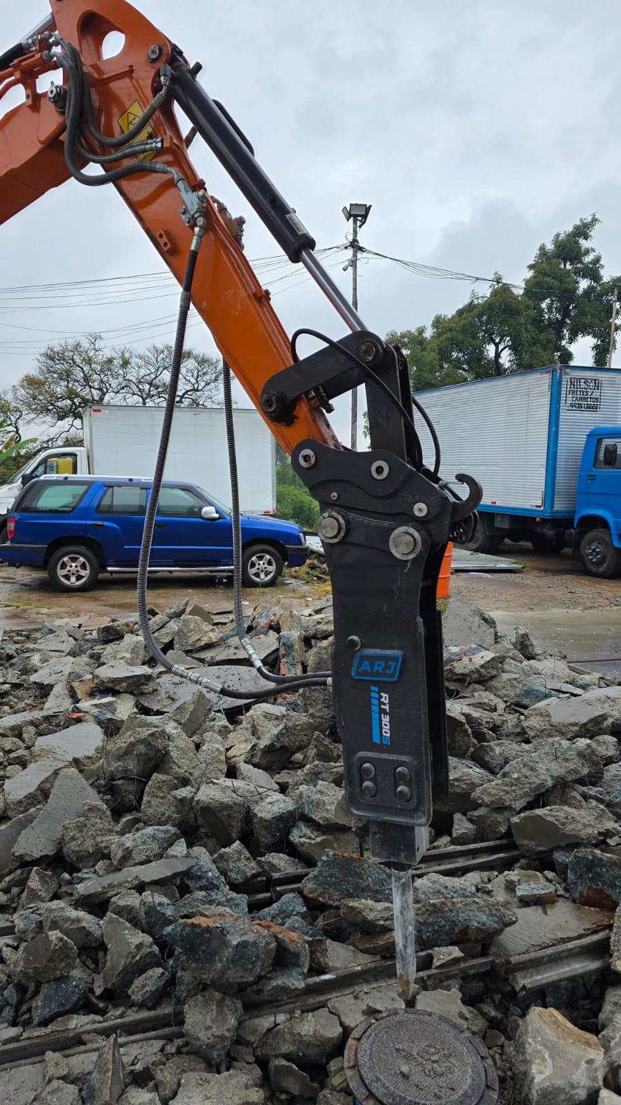 Rompedor ARJ RT300S quebrando concreto armado